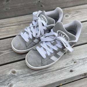 Adidas campus 00’s grå  - Super snygga Adidas campus 00’s grå, knappt använda endast slitage invändigt av skon, syns på sista bilden. Stl 38
