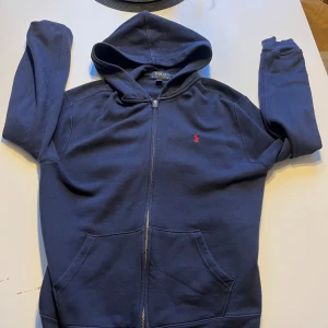 Polo tröja - Denna varan har inga skador. När man har den på sig får den dig och se ut som att du föddes med pengar.