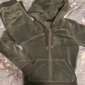 Juicy Couture Set - Mjukisset från Juicy Couture i modellen Del Ray och färg Dark Moss. Köpt på Nelly vintern 2023. Säljer pga att jag rensar ut min vinter garderob🫶🫶