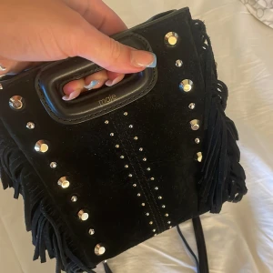 Liten maje väska - Liten maje väska i bra skick, säljs då jag aldrig använder den! Kommer utan band men till ett billigare pris❤️ Fina detaljer och med äkta läder