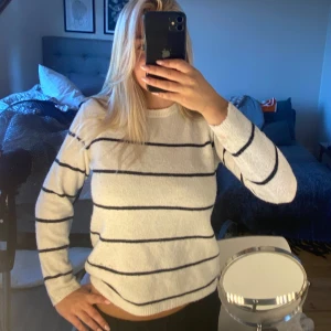 Randig tröja  - Stickad tröja, super skön, som ny.