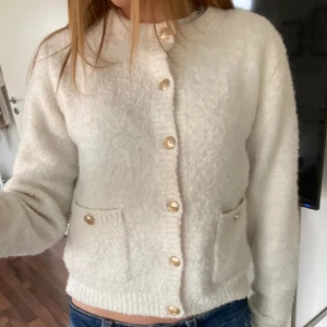 Cardigan  - Säljer denna mysiga koftan/cardigan. Den är i bra skick och prefekt för hösten o sommarkvällar.  Köpt för 500 kr men säljer för 200 kr❣️💌💋