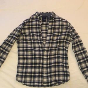 Jack & Jones Skjorta - Blå/Vit rutig skjorta Storlek M Passar bra till vardagen men även till finare tillfällen 