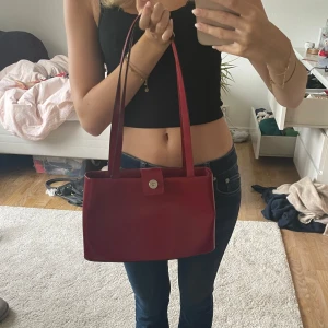 Röd väska - Sån snygg väska, perfekt till vardags 💕 Är köppt secondhand så vet inte märket men står glovani på framsidan🥰 Skriv gärna för fler bilder eller frågor😊