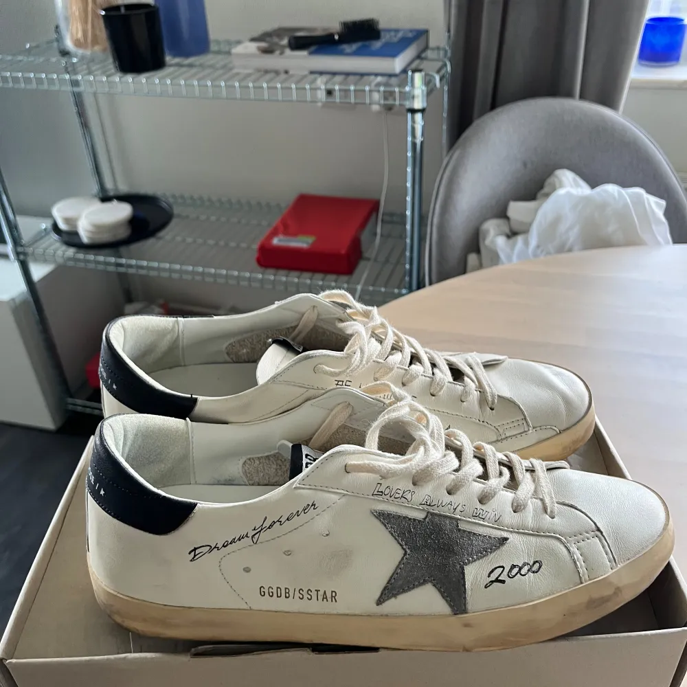 WTS   Golden Goose Superstar sneakers  Säljer ett par Super - Star skor i mycket bra skick. Mycket lätt använda!  Storlek 44 BIN 3000kr. Skor.