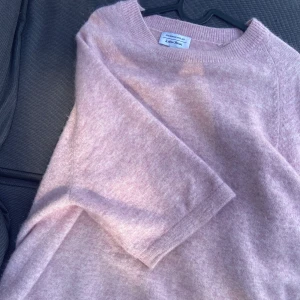 & other stories stickad t shirt - & other stories stickad t shirt, så snygg!  Storlek L men passar S och M! Nypris ca 700, slutsåld! Säljer för 340kr🩷