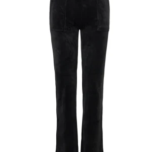 Juicy byxor  - Hej jag säljer mina svarta juicy byxor pågrund av att jag ej använder dom. Dom är inte i bästa skickades där med jag säljer dom billigt. De ända som är ”förstört” på dom är att dom metall sakerna på smörerna som det står juicy på är borta mer info dm