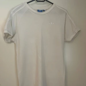 T-shirt  - Snygg T-shirt som fungerar till både kille och tjej ä. Använd några gånger och är i mycket bra skick. 