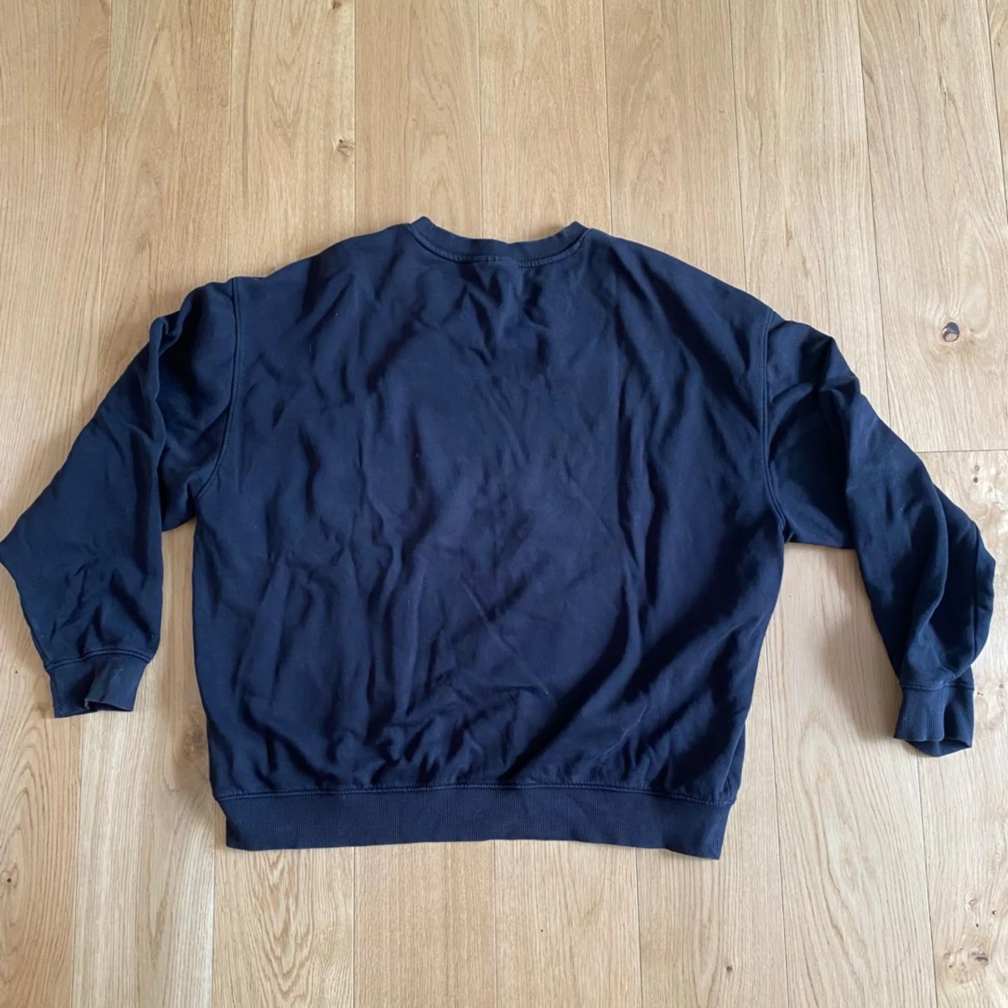 Svart sweatshirt från Weekday - 90