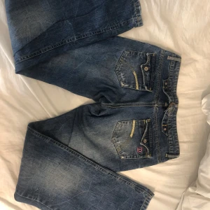 Lågmidjade bootcut jeans  - Super fina lågmidjade bootcut jeans! Jättefint skick och inga skador. Midja tvärsöver: 38cm Innerbenslängd: 77cm. 