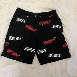 Hoodrich shorts  - Tja säljer dessa feta Hoodrich shorts i nyskick i storlek M 