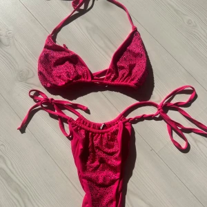 Bikini S - Helt ny bikinin från NAKD storlek S i båda delarna.  Man kan justera hur täckande den ska vara i rumpan. 