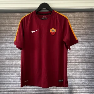 AS Roma  - AS Roma 2017/2018 tränings tröja!! Lapparna är avskurna. Skick 8/10 det finns något svart som syns på sista bilden. Skriv till mig vid funderingar eller mer bilder😁🤩