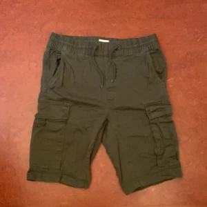 H&M Shorts - Skriv till mig för mer information!