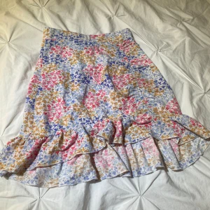 Sommarkjol - Kjol från Gina tricot, använd fåtal gånger och i fint skick!