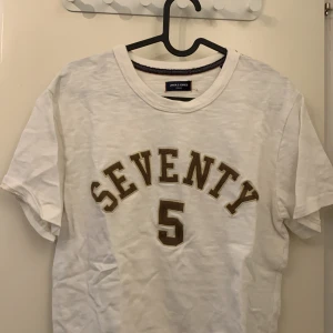 Jack & Jones T- Shirt  - 2 för 1  Skriv till mig för mer information!