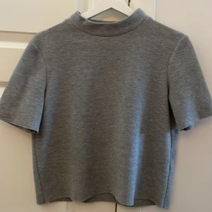 Grå Topp  - Grå topp från Zara. Använt fåtal gånger. 