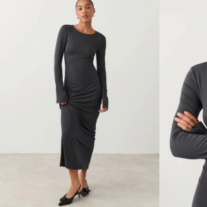 Lång klänning  - En mörkgrå långklänning från Gina, använd 1 gång. Storlek XS😊