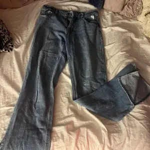Ett par jeans med slits. Storlek 36/S använda för några år sedan. Passar inte längre. 