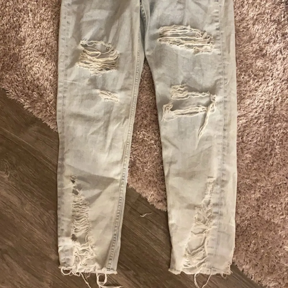 Ett par jättefina lågmidjade ljusblåa jeans ,perfekta till sommaren! . Jeans & Byxor.