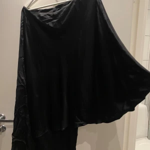 One shoulder satin klänning - Aldrig använd, midi one shoulder klänning från Arket. Original pris 990kr 🖤 strl EU40