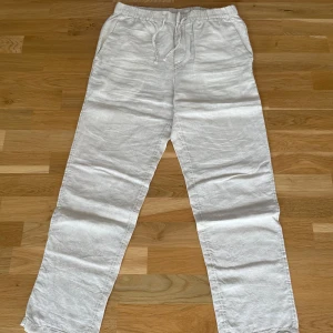 Linnebyxor H&M - Ett par riktigt fina Linnebyxor ifrån H&M. Köpta för ca 2 år sedan. Använt väldigt sparsamt och i väldigt fint skick. Perfekta nu till sommaren!  Storlek: S