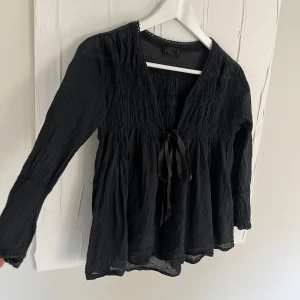Blus - Supersöt blus som liknar Odd Molly. Använd, men i bra skick. Säljer även denna i vitt 🥰