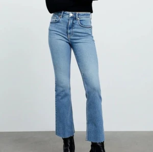 Cropped flare jeans - Zara - Ljusa jeans från Zara i fint skick. Endast använda 2 gånger. Stl 34. 💓