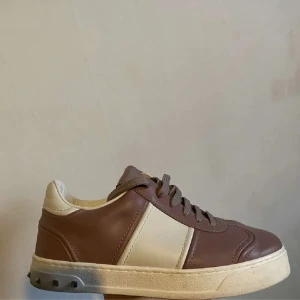 Valentino flycrew - Ett par gammel lila flycrew i storlek 38/5 jätte bra skick använd fåtal gånger! En nit är borta men annars bra skick Skriv för fler bilder