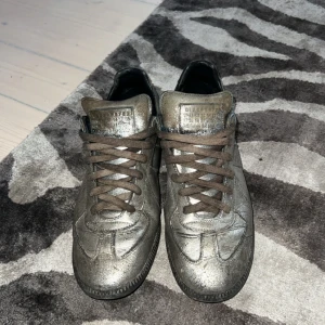 Maison margiela sneakers - Säljer nu dessa schyssta skor då jag ej använder längre.  Storlek 43 Har slitage som syns på bilderna därav är priset lite lägre.  Köpte på Farfetch för ett par år sedan. 