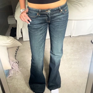 Lågmidjade jeans från weekday - Säljer mina snygga lågmidjade jeans, eftersom att de börjar bli för små💕jeansen är i fint skick, storlek: W 26 L 34 Uppsprättade ner till därav priset 🥰