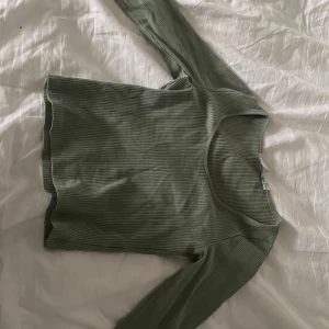 Ljusgrön trekvarts tröja  - En ljusgrön tröja från lager 157 med trekvarts ärmar i storlek M. Sparsamt använd och utan defekter.