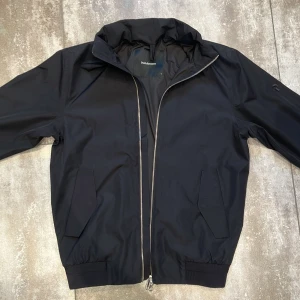 Peak performance field jacket - Säljer nu min peak performance field jacket. Den är använd fåtal gånger och är i nyskick. Skriv vid frågor. 