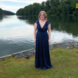 Blå balklänning  - Mörkblå balklänning från bubbleroom i spets material och volang ärmar.  Superfin och bekväm, endast använd 1 kväll!   