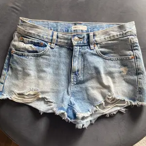 Low waist jeans shorts ifrån Gina tricot som är helt slut i lager! Jätte bra skick köpte bara för några veckor sedan och dom är i storlek 36 som är typ S💞