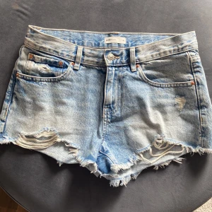 Low waist jeans shorts  - Low waist jeans shorts ifrån Gina tricot som är helt slut i lager! Jätte bra skick köpte bara för några veckor sedan och dom är i storlek 36 som är typ S💞