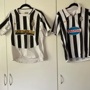 🔥ÄKTA🔥  Två st Juventus tröjor från säsongerna 03/04 och 06/07. Lite slitet skick, 450 kr för båda.  Tveka inte att höra av er vid minsta fundering!