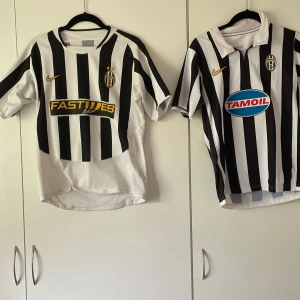 Juventus hemmatröjor - 🔥ÄKTA🔥  Två st Juventus tröjor från säsongerna 03/04 och 06/07. Lite slitet skick, 400 kr för båda.  Tveka inte att höra av er vid minsta fundering!