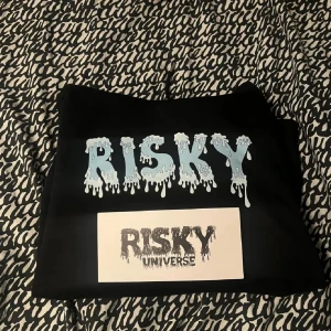 Hoodie - Helt ny hoodie, risky! Storlek L, fraktas samma dag 