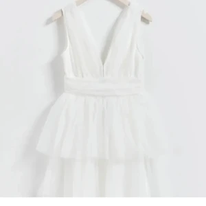 fin slutsåld klänning✨ - helt oanvänd klänning från gina🥰 endast testad 