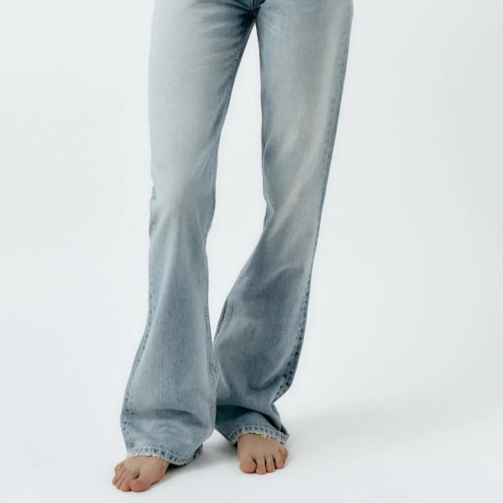 Zara jeans med mellanhög midja och bootcut fit. Nya med prislapp. Säljer pga försmå 😔Sista bilden från Zaras hemsida!  Säljer för orginalpris men priset kan diskuteras 😀. Jeans & Byxor.