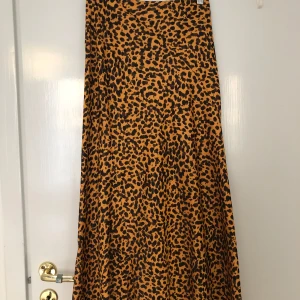 Leopard midikjol från &Other Stories - Leopardmönstrad midikjol från & Other Stories i mycket fint skick i polyester och viskos.