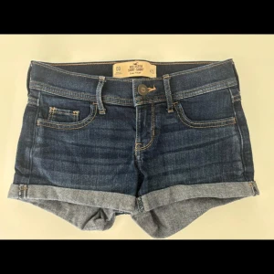 Lågmidjae holister shorts - Säljer dessa lågmidjadr hpllster shorts då de tyvärr är för små. Motsvarar storlek xs, fler bilder kan fås 