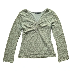 y2k vintage flowy lace party top - super fin topp i spets. Dubbellagrad. Någon enstaka pärla har ramlat av på framsidan men inte märkbart. Storlek L på lapp men mer än S-M i storlek. Köparen står för frakt. 🩷