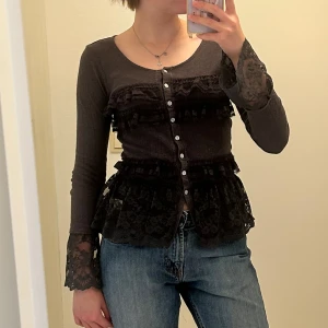 Blus med spetsdetaljer - Vintage blus med spetsdetaljer