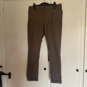 Bruna Jeans Slim Fit - Jeans som knappt är använda - sitter lite thight men passar om du använder S - Pris kan diskuteras🤙