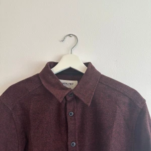 Anerkjendt, skjorta  - Vinröd skjorta 