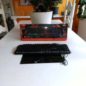 Lysande tangentbord - Jättefin aldrig använt men det saknas en knapp och det var därför den var på rea när jag köpte den 