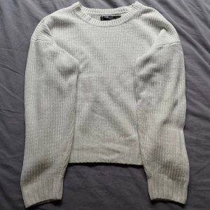 Stickad tröja - Jätteskön stickad tröja i bra material. Säljs då den inte riktigt kommer till användning längre❤️Står att den är i xxs men jag skulle säga att den även passar xs och s!