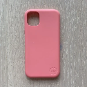 Rosa mobilskal iPhone 11 - Ett fint rosa mobilskal till iPhone 11 knappt använt och säljer pågrund av att det inte är min stil längre😊🫶✨🌸 kontakta om intresserad eller om du har några frågor😁